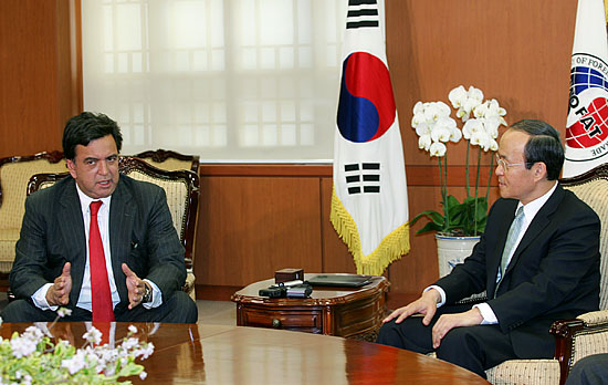 빌 리처드슨 미 뉴멕시코 주지사와 송민순 외교통상부 장관이 대화를 나누고 있다. [사진-통일뉴스 김주영 기자]