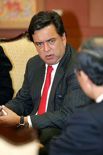 송민순 외교통상부 장관과 대화 나누는 빌 리처드슨 미 뉴멕시코 주지사. [사진-통일뉴스 김주영 기자]