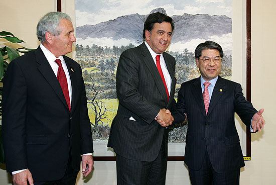 11일 오후 4시경 빌 리처드슨 뉴멕시코 주지사(가운데)와 앤서니 프린시피 전 보훈처 장관(왼쪽)이 정부종합청사를 찾아 이재정 통일부 장관과 면담했다. [사진-통일뉴스 김주영 기자]