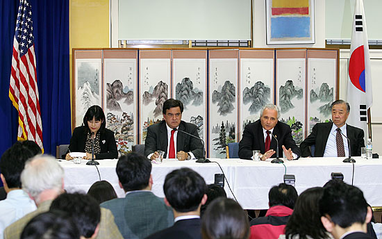 11일 오후 5시 남영동 미 대사관 공보자료센터에서 북한 방문을 마치고 돌아온 빌 리처드슨 뉴멕시코 주지사와  앤소니 프린시피 전 보훈처 장관이 방북 결과 설명 기자회견을 열었다.[사진-통일뉴스 김주영 기자]