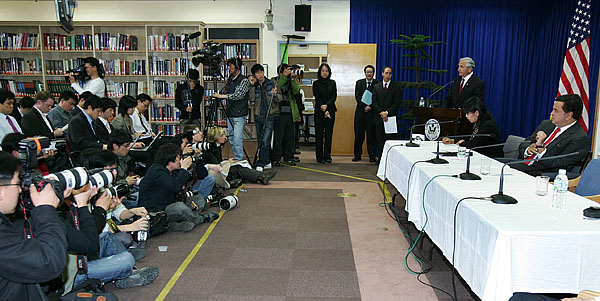 리처드슨 주지사 일행의 방북 결과를 설명하는 기자회견장에는 내외신 기자들이 몰렸다. [사진-통일뉴스 김주영 기자]