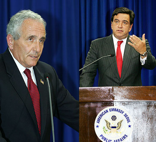 앤서니 프린시피 전 보훈처 장관(왼쪽)과 빌 리처드슨 뉴멕시코 주지사(오른쪽 사진)가 방북 결과를 브리핑하고 있다.  [사진-통일뉴스 김주영 기자]