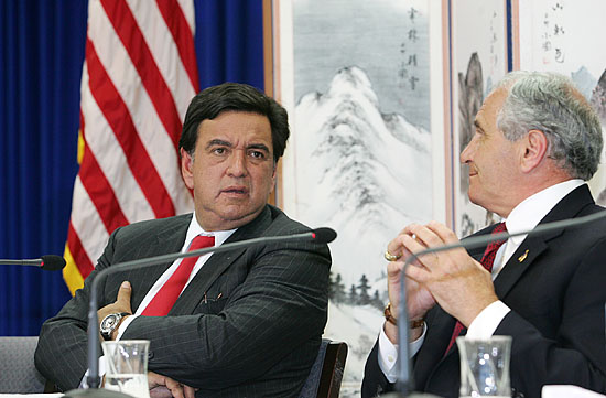 빌 리처드슨 뉴멕시코 주지사(왼쪽 사진)와 앤서니 프린시피 전 보훈처 장관(오른쪽)이 브리핑 도중 대화를 나누고 있다. [사진-통일뉴스 김주영 기자]