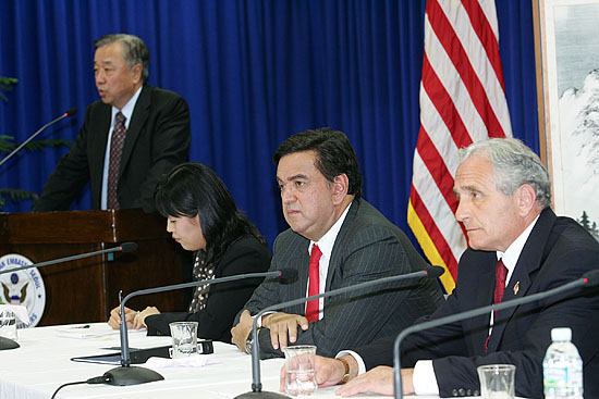 앤서니 남궁 박사가 방북결과를 설명하는 도중, 빌 리처드슨 뉴멕시코 주지사(가운데)와 앤서니 프린시피 전 보훈처 장관(오른쪽)이 이를 경청하고 있다. [사진-통일뉴스 김주영 기자]