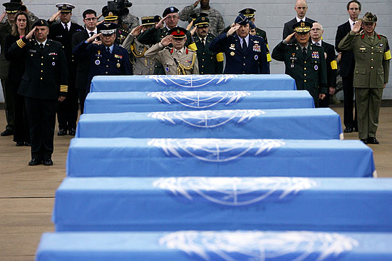 12일 오전 서울 용산 미8군 콜리어필드에서 열린 한국전 당시 전사 미군의 유해 송환행사에서 유엔사 15개 참전국 대표들이 송환된 6구의 유해를 향해 거수경례를 하고 있다. [사진-인터넷사진공동취재단/오대일 기자]