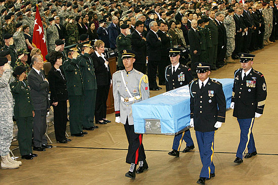 미8군 콜리어필드에서 열린 한국전 당시 전사한 미군의 유해 송환행사에서 당시 참전국 주요대사 등 600여명이 참석한 가운데 장병들이 유해를 운구하고 있다. [사진-인터넷사진공동취재단/오대일 기자]