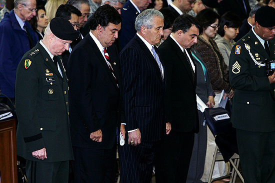 벨 주한미군사령관(맨 왼쪽)과 빌 리처드슨 미국 뉴멕시코 주지사(왼쪽 두번째), 앤서니 프린시피 미국 보훈처 전 장관(왼쪽 세번째)이 유해를 향해 묵념을 하고 있다. [사진-인터넷사진공동취재단/오대일 기자]