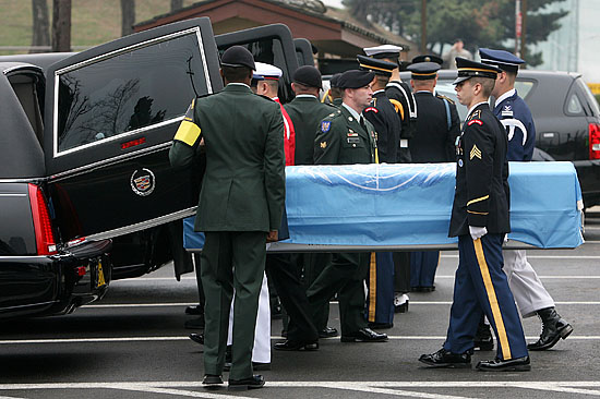 미군 병사들이 유해를 운구차로 옮기고 있다.[사진-인터넷사진공동취재단/오대일 기자]