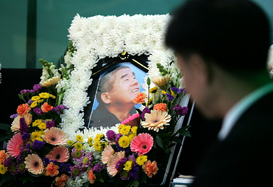 15일 오전 끝내 숨을 거둔 분신 노동자 허세욱씨의 추모문화제가 16일 오후 7시 서울 영등포 성심병원 앞에서 열린 가운데 이에 앞서 병원 앞 분향소에를 찾은 추모객이 고인의 영정을 바라보고 있다. [사진-통일뉴스 김주영 기자]