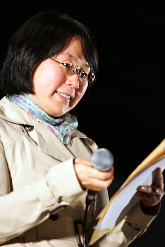 민주노총 대의원과 참여연대, 평통사(평화와통일을여는사람들), 민노당원 등 유난히 열심히 활동했던 고인과 함께 평통사 활동을 했던 김슬기 회원이 고인에게 보내는 서한을 낭독하다 흐르는 눈물에 말을 잇지 못하고 있다. [사진-통일뉴스 김주영 기자]