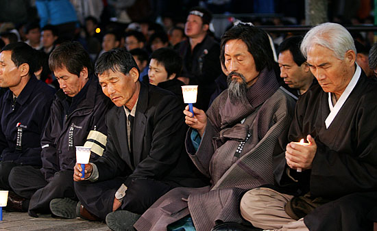 추모제가 진행되고 있는 가운데 대표자들의 표정이 어둡다. 이날 추모제에 참석한 각계 대표자들은 고인의 뜻을 이어 한미FTA를 막아낼 것을 거듭 다짐했다.[사진-통일뉴스 김주영 기자]