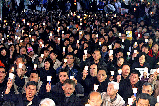 추모문화제에는 평일임에도 한강성심병원 앞 도로에는 고인을 추모하는 800여개의 촛불로 가득 메워졌다. [사진-통일뉴스 김주영 기자]