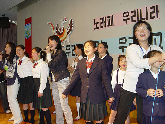 노래패 '우리나라'가 21일 일본 민족학교인 시가조선초급학교에 응원공연을 연 가운데 아이들과 함께 통일노래를 부르고 있다.[사진-우리나라]