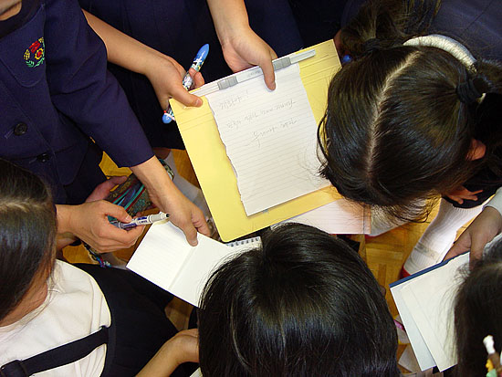 노래패 '우리나라'의 사인을 받기 위해 아이들이 몰려들었다. [사진-우리나라]