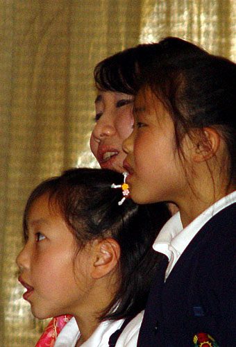 노래를 따라 부르는 아이들의 눈에도 눈물이 흘렀다.[사진-우리나라]