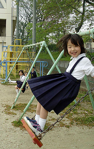 그네를 타는 아이들의 모습이 해맑다. [사진-우리나라]