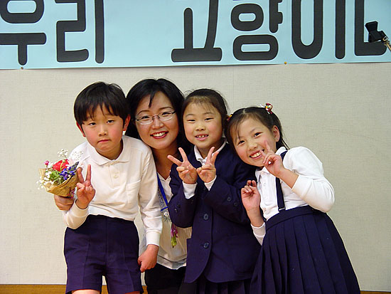 기념촬영을 하는 민족학교 아이들과 한선희씨의 표정이 환하다. [사진-우리나라]
