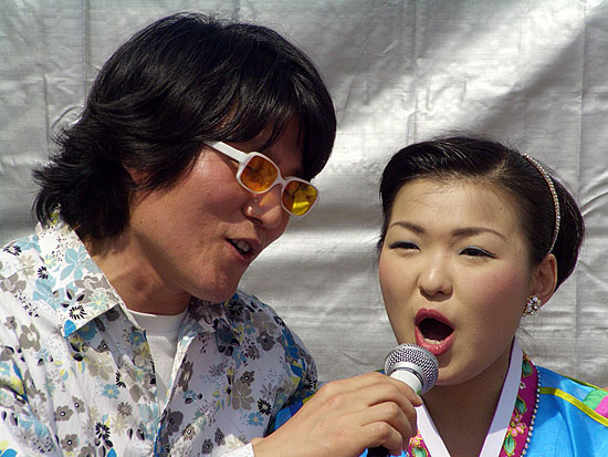 노래패 우리나라가 일본 민족학교 응원공연에 이어 총련 지방가무단인 오사카, 교토, 효고가무단원들을 만났다. 가수 백자씨(왼쪽)와 함께 노래를 부르는 단원(오른쪽)의 모습이 닮아 있다. [사진-우리나라]