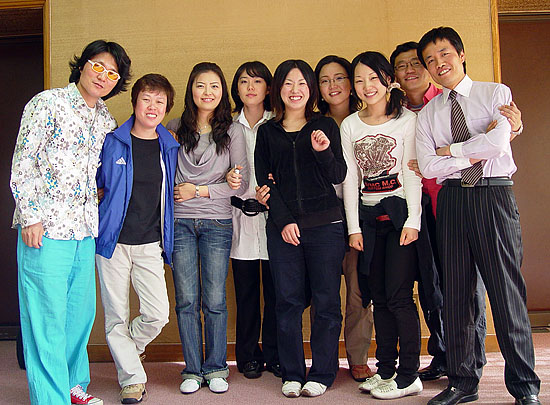 오사카가무단의 조정심 단장(왼쪽 두번째)를 비롯한 가무단 막내단원들과 기념촬영을 했다. [사진-우리나라]