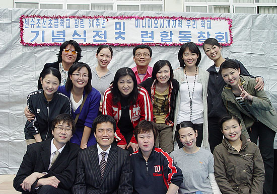 오사카가무단과 함께 한 기념촬영. [사진-우리나라]