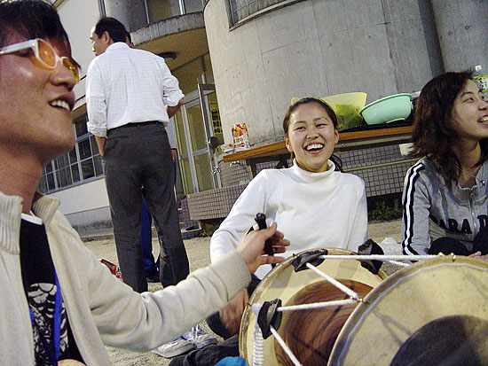 교류모임에서 교토가무단과 우리나라 가수 백자씨가 협주를 하기도. [사진-우리나라]