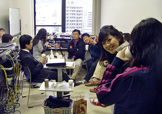 공연 휴게실에서 보내는 즐거운 한때.[사진-우리나라]