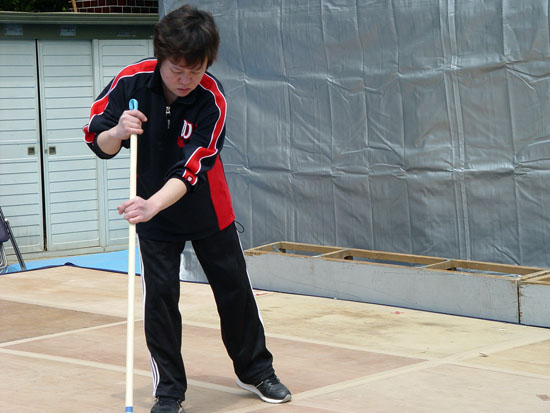 쉬는 시간 무대 빗질을 하는 오사카가무단의 조정심 단장. [사진-우리나라]