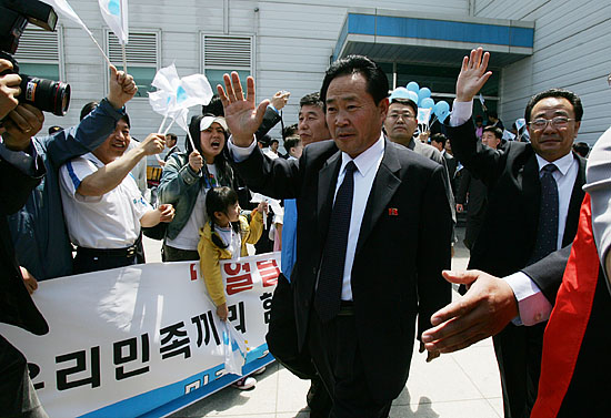 김원복 단장을 비롯한 대표단이 숙소로 향하기 위해 나오자 공항 출구에 환송나온 인파들이 단일기를 일제히 흔들며  