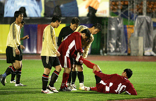 30일 오후 7시 남북노동자축구 대항전이 열린 가운데 경기 도중 부상당해 쓰러진 북측 선수의 다리를 남과 북 선수들이 함께 맛사지 하는 등 화기애애한 분위기가 연출됐다. [사진-통일뉴스 김주영 기자]