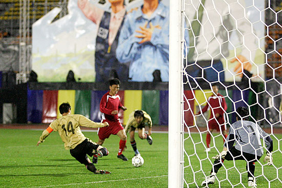 북측 선수가 골문을 두드리고 있다. [사진-통일뉴스 김주영 기자]