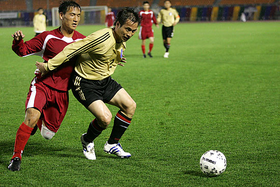 남북노동자축구대회 전반전 골득점이 없는 가운데 남과 북 선수들이 치열하게 골 쟁탈전을 벌이고 있다. 붉은 유니폼이 북측 선수다. [사진-통일뉴스 김주영 기자]
