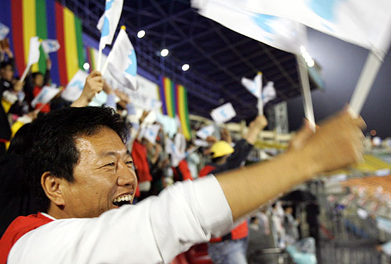 남측 관중들이 남과 북 선수들을 가리지 않고 선수들이 골문에 다가설 때마다 환호하는 모습이다.[사진-통일뉴스 김주영 기자]