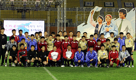 함께 기념촬영하는 남과 북 선수들. [사진-통일뉴스 김주영 기자]