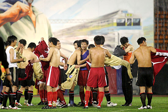 경기를 마친 남북 선수들이 유니폼을 갈아 입은채 포옹하며 우정을 나누고 있다. [사진-통일뉴스 김주영 기자]