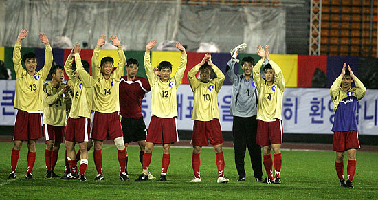 경기를 마치고 남측 선수들의 노란색 유니폼으로 갈아입은 북측 선수단이 남측 관중을 향해 손을 흔들며 경기장을 빠져나가고 있다.[사진-통일뉴스 김주영 기자]