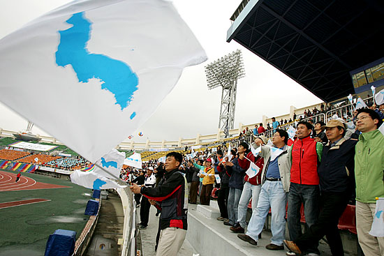 지난 29일부터 3박 4일간 남에서 처음 치러진 노동절 공동행사가 경상남도 창원에 열렸다. 사진은 30일 오후 남북 축구경기 대항전이 치러지는 가운데 남과 북을 가리지 않고 통일기를 흔들며 열띤 응원전을 펼치는 모습. [사진-통일뉴스 김주영 기자]