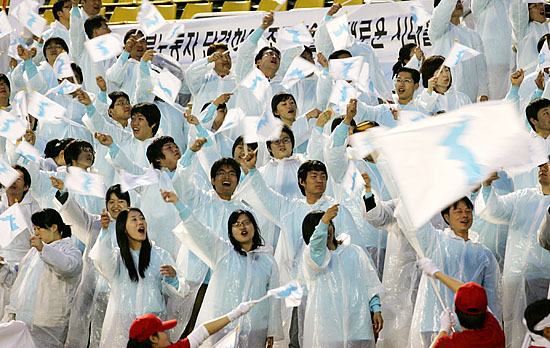 30일 오후 남북(북남)노동자 통일축구대회를 응원하는 관중들의 모습. 이날 굵은 빗발이 떨어지는 가운데서도 