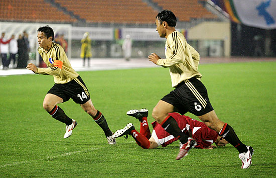 남북노동자통일축구 대항전에서 북측 11번 김성혁 선수가 남측 선수들에 걸려 넘어지는 순간. [사진-통일뉴스 김주영 기자]