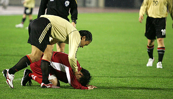 부상을 당한 북측 선수를 남측 선수들이 달려와 부축하는 모습. 경기 후반에 이르러 남과 북의 선수들이 서로를 일으키며 함께 경기를 해나가는 모습이었다. [사진-통일뉴스 김주영 기자]