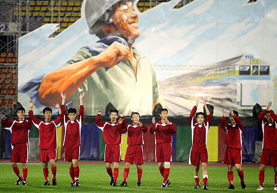 후반 박철용 선수의 결승골로 승리한 북측 선수들이 관중을 향해 인사를 전하고 있다. [사진-통일뉴스 김주영 기자]