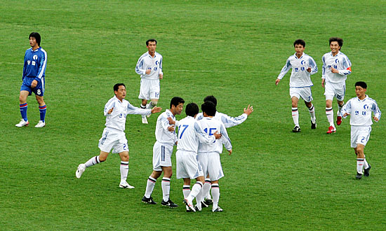 1일 오후 4시경 창원종합운동장에서 연대팀과 단합팀으로 이뤄진'남북통일축구단합경기'가 열린 가운데 연대팀이 골을 터트리고 기뻐하고 있다. [사진-통일뉴스 김주영 기자]
