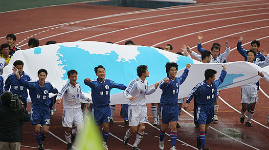 남북 혼합팀의 경기가 3:2 연대팀의 승리로 끝나고 남북 선수들이 단일기를 든 채 트랙을 돌며 관중들에게 인사하고 있다.[사진-통일뉴스 김주영 기자]