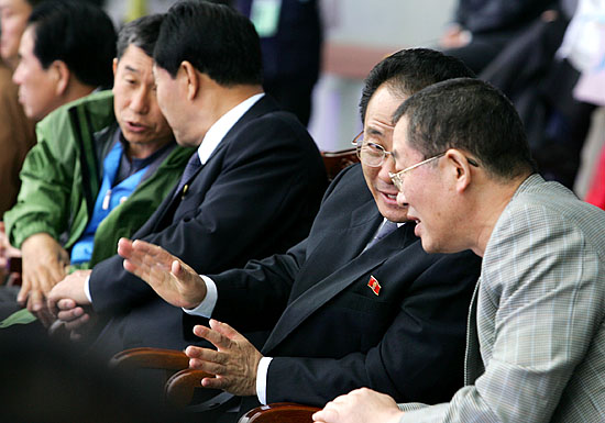 남북 단합팀 경기가 진행되는 동안 주석단에서는 이야기 꽃이 한창이다. [사진-통일뉴스 김주영 기자]