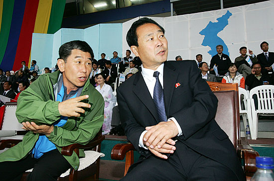 이야기 나누는 이석행 민주노총 위원장(왼쪽)과 원형국 북측 단장.[사진-통일뉴스 김주영 기자]