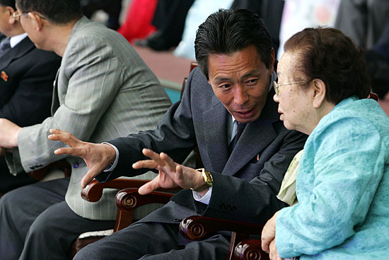 남북 혼합팀 경기가 한창인 가운데 전태일 열사의 모친 이소선 여사(오른쪽)와 북측 대표단이 이야기 꽃을 피우고 있다. [사진-통일뉴스 김주영 기자]