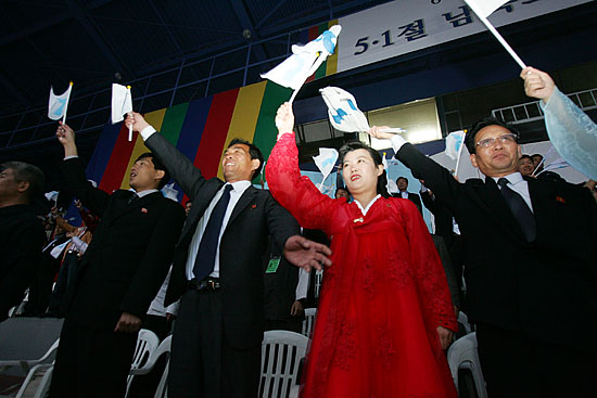 5.1절 남북 노동자통일대회와 단합팀 축구경기를 마치고 경기장에 '아리랑'이 울려지자 북측 대표단이 함께 부르고 있다.[사진-통일뉴스 김주영 기자]