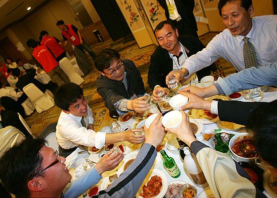1일 오후 남북노동자통일대회 마지막 공식 일정인 북측 대표단 환송만찬이 열렸다. 함께 잔을 부딪치며 마지막 아쉬움을 달래는 남북 노동자들. [사진-통일뉴스 김주영 기자]