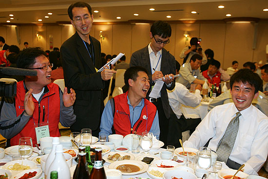 30일 대항전 축구경기에 이어 단합팀 경기에석도 골을 넣은 박철용 선수(맨 오른쪽)가 기자들의 거듭된 소감을 묻는 요청에 난처해 하고 있다. [사진-통일뉴스 김주영 기자]