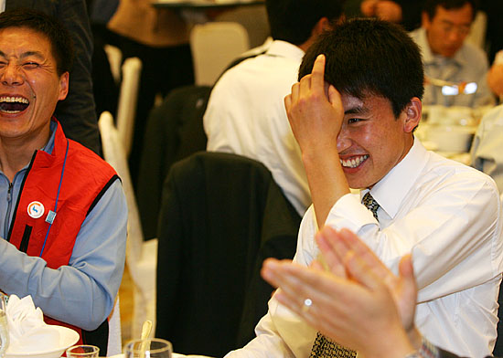 쑥스러워하는 박철용 선수. [사진-통일뉴스 김주영 기자]