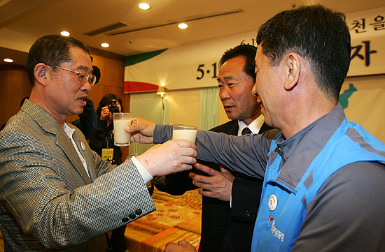 '러브샷'을 시도하는 양대노총 위원장(맨 왼쪽 이용득, 맨 오른쪽 이석행)과 원형국 북측 단장(가운데). [사진-통일뉴스 김주영 기자]